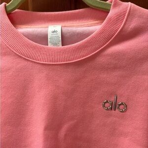 ALO Yoga Cropped Accolade Crewneck Neon Pink Bubblegum
